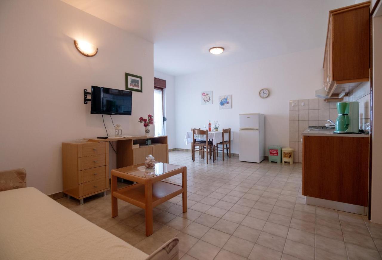 Apartments Dokovic Barbat na Rabu Екстер'єр фото
